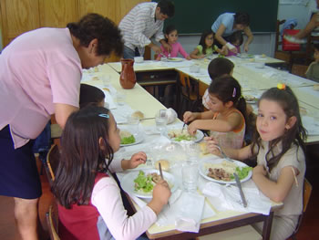 Alunos do 1.º ano já almoçam na escola