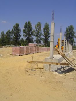 Muros de vedação do novo campo já estão a ser construídos