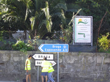 Jovens limpam placas e cemitério