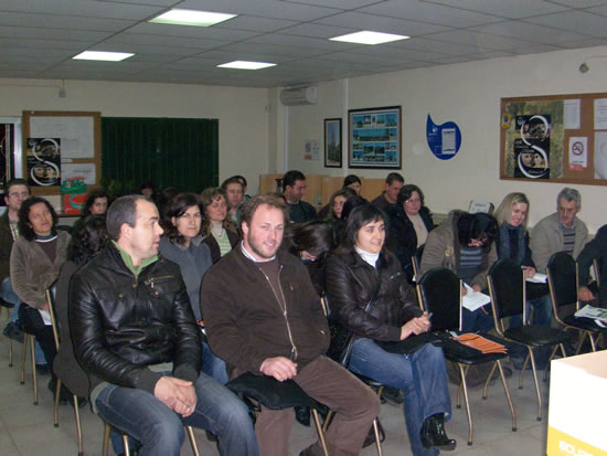 Dezoito adultos recebem diploma de 6º e 9º ano