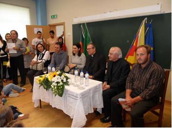 Bispo auxiliar recebido em ambiente de festa