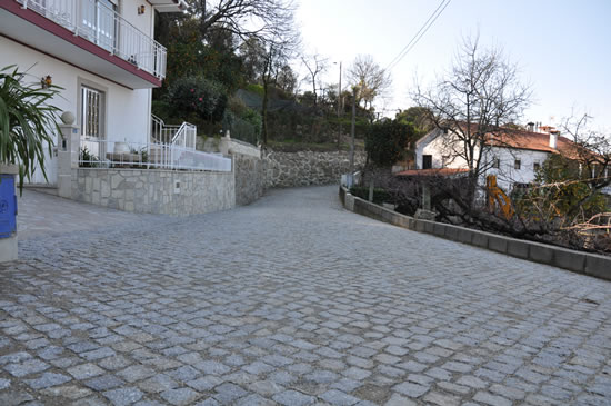 Rua do Valteiro alargada e pavimentada