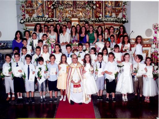 Crianças e jovens realizaram Primeira Comunhão e Comunhão Solene